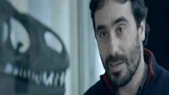 Nascer num ninho de dinossauros e decidir ficar