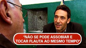 "N&atilde;o se pode assobiar e tocar flauta ao mesmo tempo"