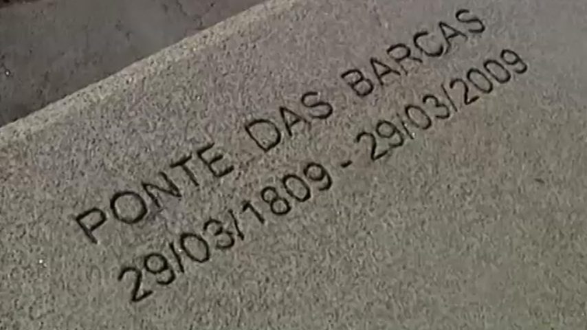 Monumento recorda o desastre da Ponte das Barcas