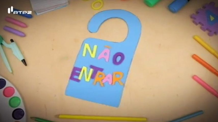 Como fazer uma placa para a porta a dizer não entrar