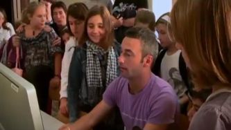 Professor italiano com alunos multimédia