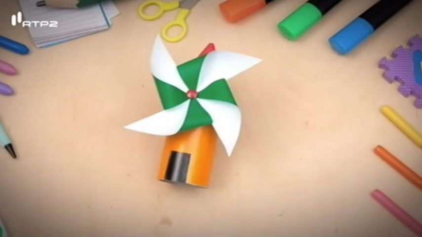 Como fazer um moinho de vento de papel. 