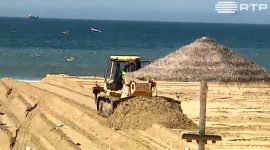A reposição de areias na Costa da Caparica