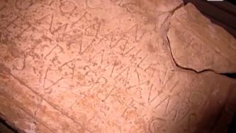 Lápide romana chora marido e filho