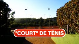 Court de ténis: o jogo tem campo em português