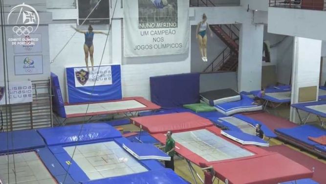 Como é a competição de trampolins
