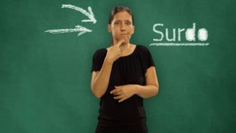 Como se traduz surdo e ouvinte para Língua Gestual?