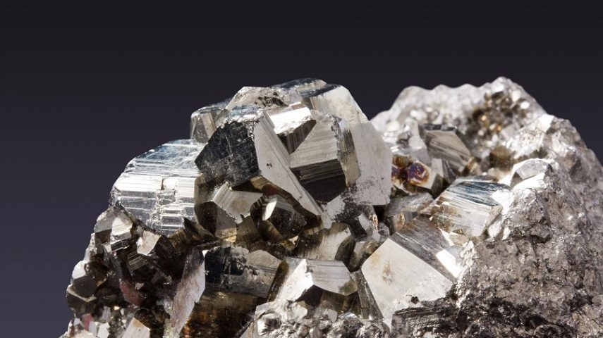 Explicar texturas e composições mineralógicas de rochas metamórficas com base nas suas condições de génese.