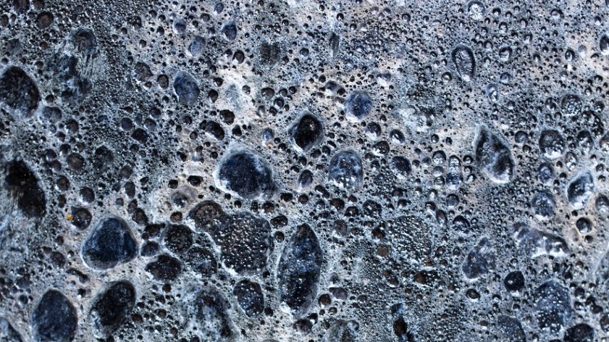 Explicar texturas e composições mineralógicas de rochas magmáticas com base nas suas condições de génese.