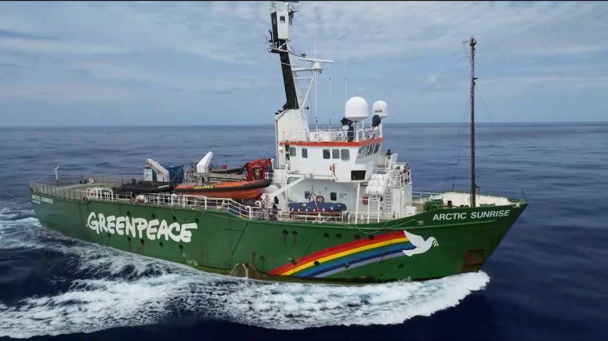 No navio da Greenpeace, pela defesa do planeta